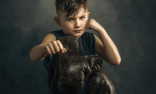 Dziecko z rękawicami bokserskimi