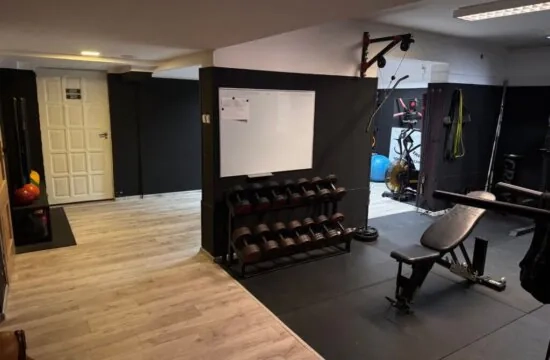 Strefa treningu siłowego w Infinity Fight Elbląg