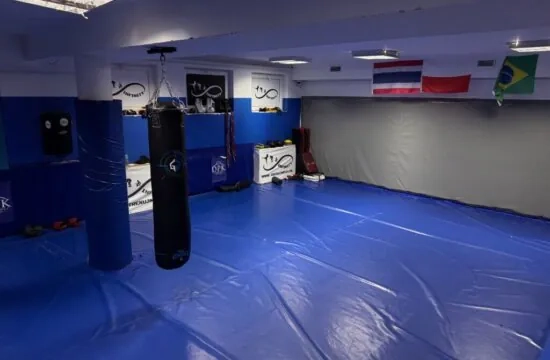 Przestronna mata z zabezpieczoną ścianą w Infinity Fight Elbląg