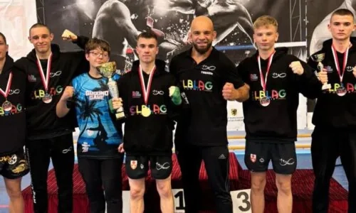 Trener Damian Piątek z zawodnikami w Bezledach