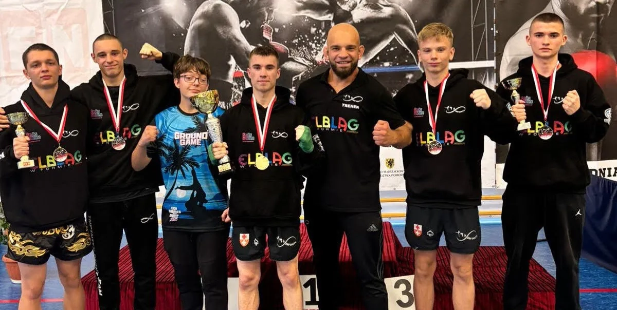 Trener Damian Piątek z zawodnikami w Bezledach