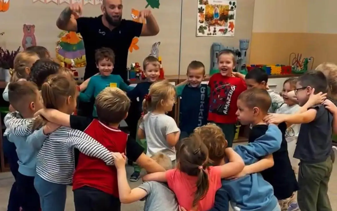 Dzieci podczas zajęć WF